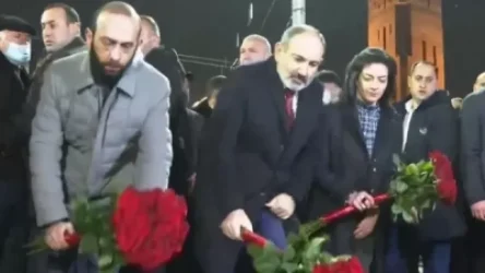 ՏԵՍԱՆՅՈՒԹ.Նիկոլ Փաշինյանը և երթի մասնակիցները հարգանքի տուրք մատուցեցին Մարտի 1-ի զոհերի հիշատակին