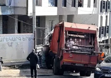 ՏԵՍԱՆՅՈՒԹ. Աղբի մեքենան դուրս է եկել երթևեկելի հատվածից և բախվել բնակելի շենքի պատնեշին
