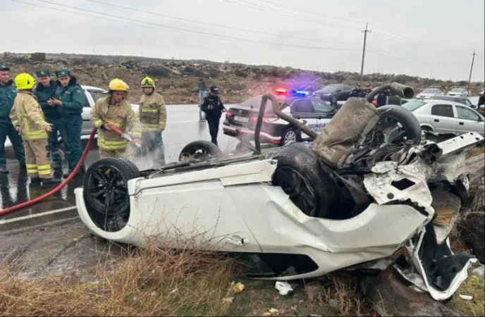 ԼՈՒՍԱՆԿԱՐՆԵՐ․ Խոշոր ավտովթար՝ Արագածոտնում․ մեքենան կողաշրջվել է և բռնկվել․ կան վիրավորներ