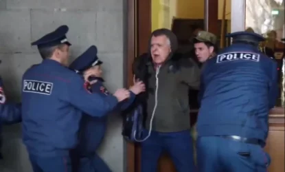 Կառավարության շենքի մոտ ինքնահրկիզման փորձ կատարած տղամարդու ինքնությունն արդեն պարզվել է