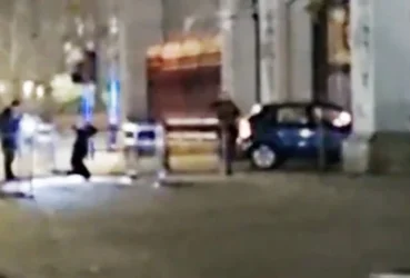 ՏԵՍԱՆՅՈՒԹ․ Անհայտ անձը մեքենայով կոտրել է Բուքինգհեմյան պալատի դարպասը