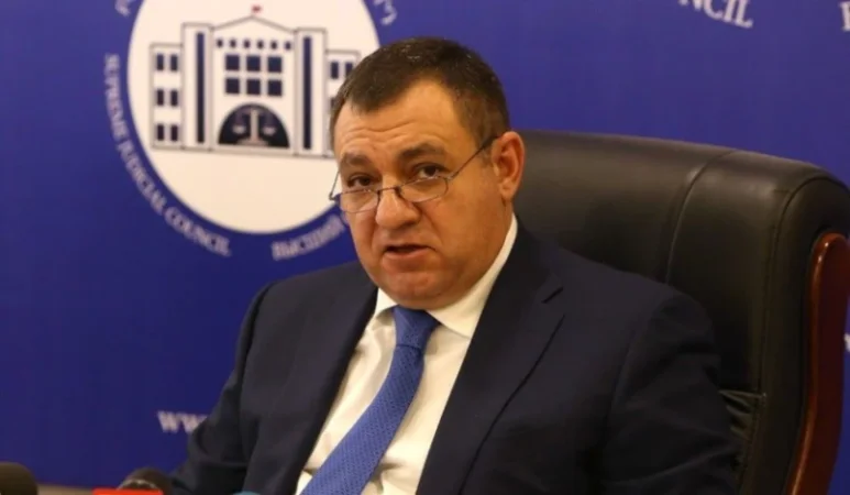 Մոտ 8 ժամ խուզարկել են Վարդազարյանի բնակարանը. տեսանկարահանվել է. «Ժողովուրդ»