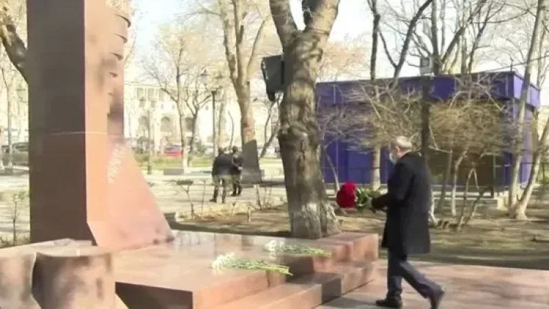 Փաշինյանն այսօր ծաղիկներ է խոնարհել սպարապետ Վազգեն Սարգսյանի կիսանդրու առջև