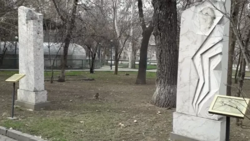 Անհայտ անձանց կողմից «Հայ բարերարների ճեմուղի» հուշահամալիրից առևանգվել են բոլոր հուշարձանների մետաղյա պատկերները