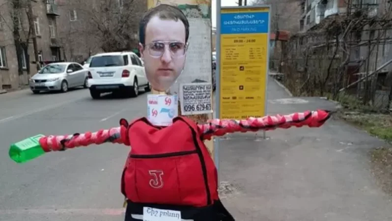 «Իմ քայլը»–ի պատգամավոր Հայկ Սարգսյանի տան հարակից խաչմերուկում տեղադրել են նրա խրտվիլակը