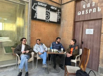 «Գոյ» թատրոնից դիմաց դերասաններն անժամկետ նստացույց են սկսել