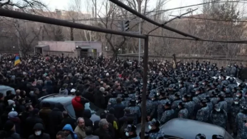 Ովքեր են գտնվում ԱԺ-ի շրջափակված շենքում