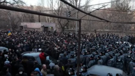 Ովքեր են գտնվում ԱԺ-ի շրջափակված շենքում