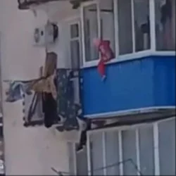 ՏԵՍԱՆՅՈՒԹ. Երեխաները դուրս են եկել պատշգամբ և կախվել 4 հարկի բարձրությունից. ՌԴ