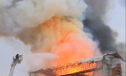 ՏԵՍԱՆՅՈՒԹ․ Կոպենհագենում այրվում է ֆոնդային բորսայի 17-րդ դարի պատմական նախկին շենքը