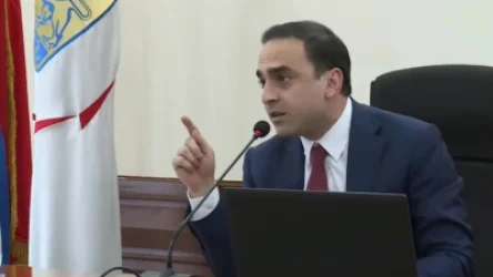 ՏԵՍԱՆՅՈՒԹ․ «Կարող եք շարունակել հաչալ», «ղալաթ ա անում». լարված իրավիճակ՝ ավագանու նիստին