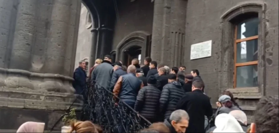 Իրավապահները բացել են Գյումրիի Յոթ Վերք եկեղեցին. վիճաբանություններ լրագրողների և քաղաքացիների միջև
