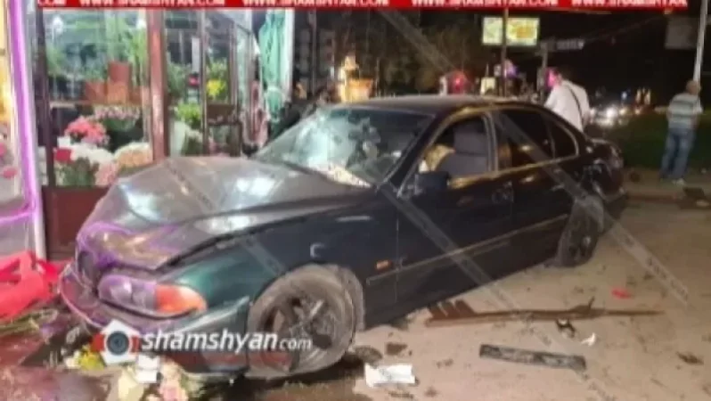 22-ամյա վարորդի BMW-ն տապալել է գովազդային վահանակը, կոտրել նստարանն ու հայտնվել ծաղկի սրահի մուտքի մոտ