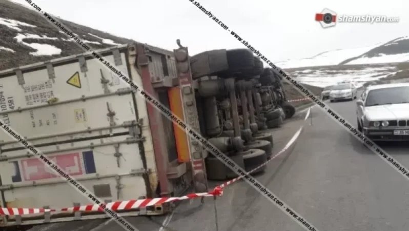 Խոշոր ավտովթար. Բավրայի ճանապարհին բեռնատար է կողաշրջվել