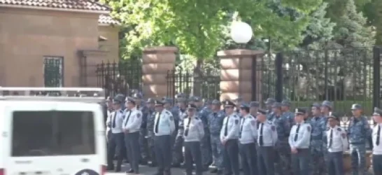 ՏԵՍԱՆՅՈՒԹ. Նախագահականի ու ԱԺ շենքերը շրջապատված են ոստիկաններով․ քաղաքացիները շարունակում են միանալ շարժմանը