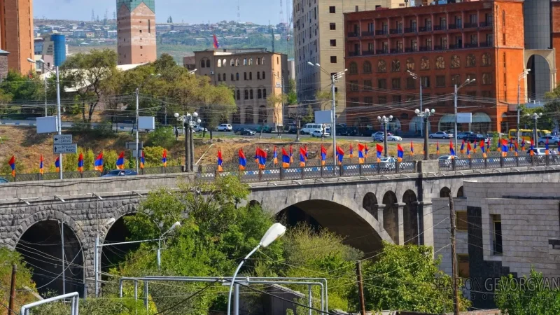 3 հոգո՞վ են վերանորոգելու. օգտատերերը` 9 ամսում Հաղթանակի կամրջի մայթերն ու առաջին գոտիները վերանորոգելու որոշման մասին