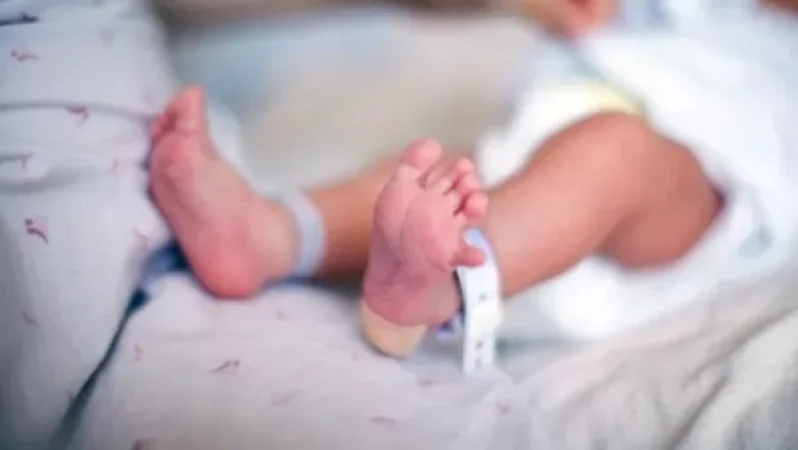 Գավառի ԲԿ-ում կեսարյան վիրահատման ժամանակ մահացած երեխայի հարազատները վիճաբանել են և  կոտրել հիվանդանոցի դուռը