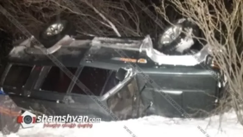 Ճանապարհի մերկասառույցի պատճառով Isuzu-ն դուրս է եկել ճանապարհից, բախվել ծառերին և կողաշրջվել. կան վիրավորներ