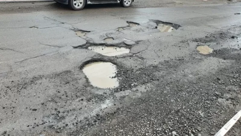 PHOTOS. "First Repair the Roads to Your Home, Then Talk About the Country"