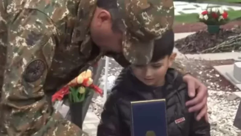 30-ամյա Խաչատուրի հետմահու «Մարտական ծառայության» մեդալը Եռաբլուրում ստացավ նրա 4-ամյա որդին