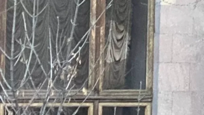 Ահետ կորած զինծառայողի հարազատը քարով կոտրել է կառավարության շենքի պատուհանը