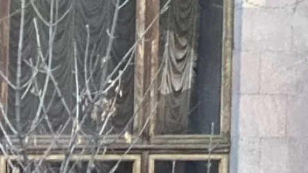 Ահետ կորած զինծառայողի հարազատը քարով կոտրել է կառավարության շենքի պատուհանը