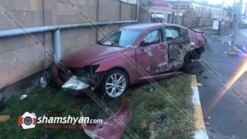 Երևանում Lexus-ը բախվել է Ոստիկանության զորքերի զորամասի պատին․ վարորդը հոսպիտալացվել է