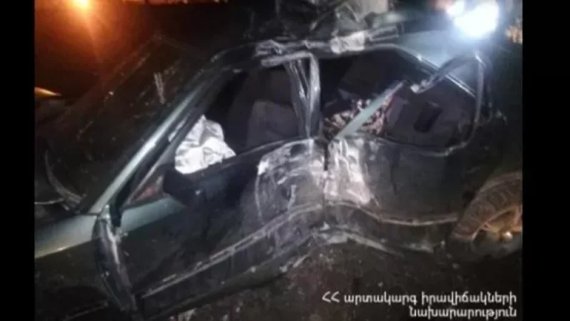 Գյումրիում մեքենան բախվել է էլեկտրասյանը․ տուժածների վիճակը ծանր է