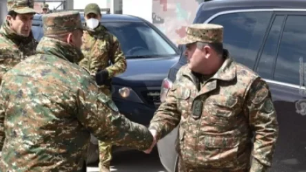 Արտակ Դավթյանն այցելել է արևելյան զորամասեր, ծանոթացել սահմանին տիրող օպերատիվ իրավիճակին