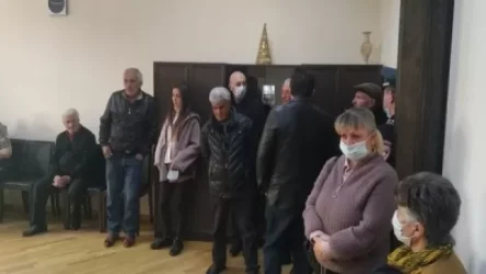 Շիրակի մարզի գերեվարված քաղաքացիների հարազատները փակել են մարզպետարանի մուտքը