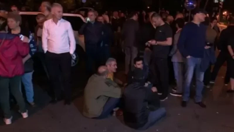 Վարչապետը այլ մուտքով մտավ կառավարական առանձնատուն