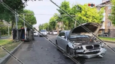 Երևանում բախվել են BMW-ն ու Opel-ը, վերջինս կողաշրջվել է. կա վիրավոր