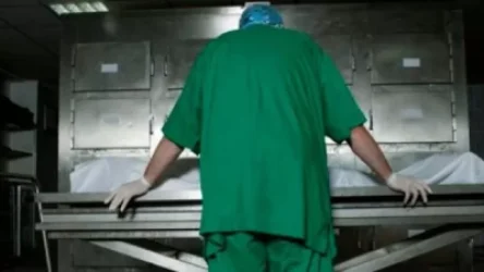 Սև տոպրակների մեջ, գետնին, ոտքերի տակ ընկած դիակներ՝ կորոնավիրուսից մահացածների դիահերձարանում