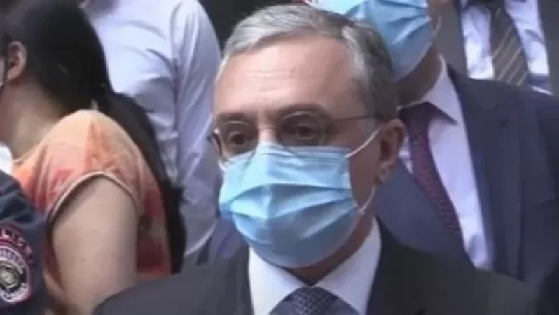 Ժողովուրդ, այդ երկրի կանոններն են. ԱԳ նախարարը հանդիպեց ՌԴ մեկնելու պահանջով քաղաքացիներին