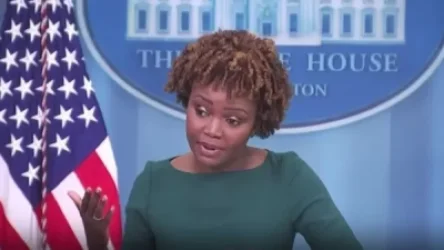 ՏԵՍԱՆՅՈՒԹ․ Սպիտակ տան մամուլի քարտուղարն իր ելույթում շփոթվել է, ինչն էլ զվարճանքի թեմա է դարձել