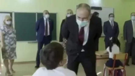 ՏԵՍԱՆՅՈՒԹ. Ճիշտն ասեք, հենց գնամ, դիմակները հանելո՞ւ եք. Փաշինյանը՝ առաջին դասարանցիներին