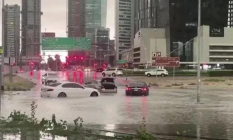 ԼՈՒՍԱՆԿԱՐՆԵՐ. Դուբայում հորդառատ անձրևների հետևանքով հեղեղումներ են. փակվել են ճանապարհները. հետաձգվել են չվերթները