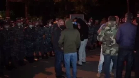 Ունենք նոր բերման ենթարկվածներ. քաղաքացիները Ջերմուկի ոստիկանության բաժանմունքի մոտ են