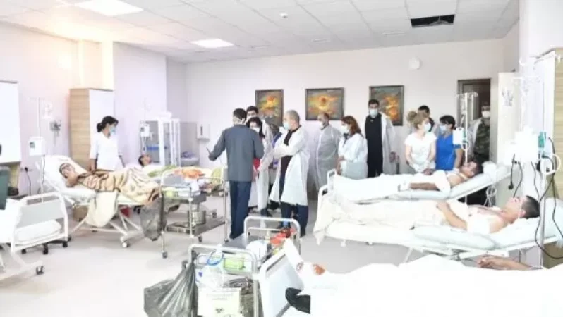 Լուսանկարներ. Աննա Հակոբյանը Ստեփանակերտում այցելել է վիրավորներին