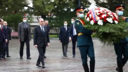 ՌԴ պաշտոնական այցի շրջանակում ԱԳ նախարար Զոհրաբ Մնացականյանն այցելել և ծաղկեպսակ է դրել Անհայտ զինվորի գերեզմանին․ ԱԳՆ