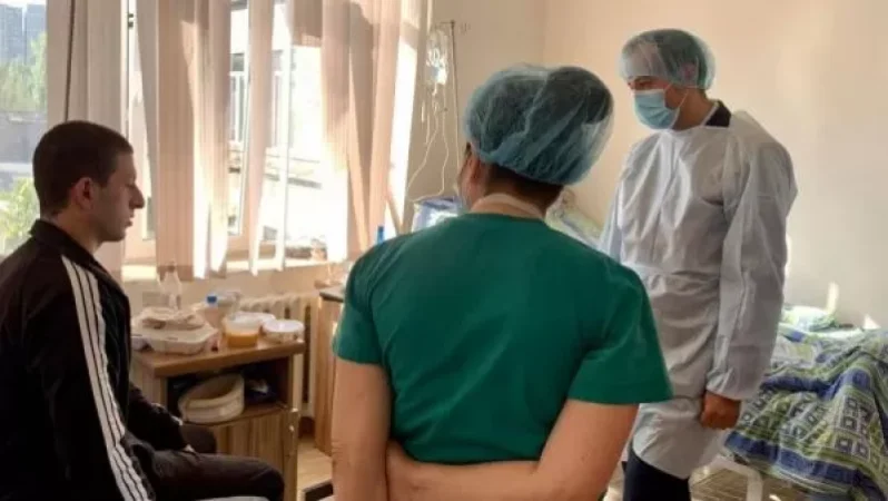 Թորոսյանը շրջում է հանրապետության ԲԿ-ներով և հետաքրքվում վիրավորում ստացած զինծառայողների առողջական վիճակով