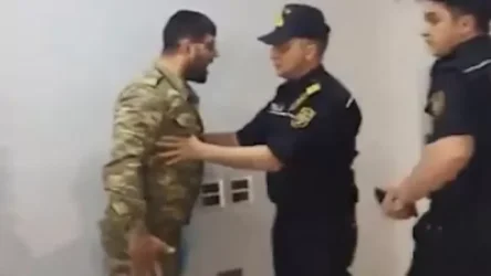 ՏԵՍԱՆՅՈՒԹ․ Ադրբեջանցի վետերանները հունից դուրս են եկել, ջարդել նախարարության ապակե դուռը