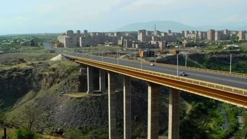 Թափվել են Դավթաշենի կամրջի պատնեշի բետոնե ծեփամածիկները. տարածքը սահմանազատվել է