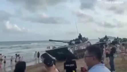 ՏԵՍԱՆՅՈՒԹ. Ռազմական զինտեխնիկայի շարասյունը` չինական հանրային լողափում