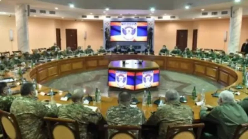 Նիկոլ Փաշինյանն այցելել է ՊՆ և Զինված ուժերի բարձրագույն սպայակազմին է ներկայացրել նորանշանակ նախարար Վ. Հարությունյանին