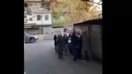 ՏԵՍԱՆՅՈՒԹ. «Միքայել, դավաճա՜ն». բողոքի ակցիա պատգամավոր Միքայել Զոլյանի տան բակում