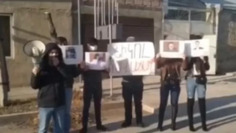 «Դուք դավաճան եք». ԱԺ «Իմ քայլը» խմբակցության պատգամավորների տների մոտ բողոքի ակցիաներ են տեղի ունենում