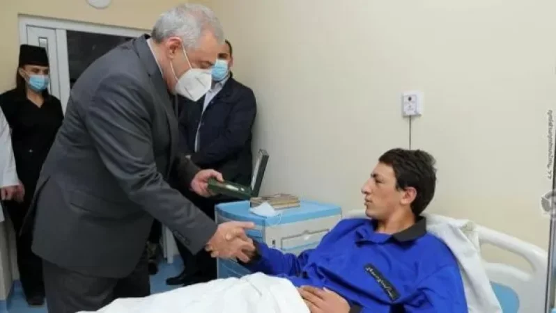 Armenian Defense Minister Visits Military Hospital and Honors Soldiers