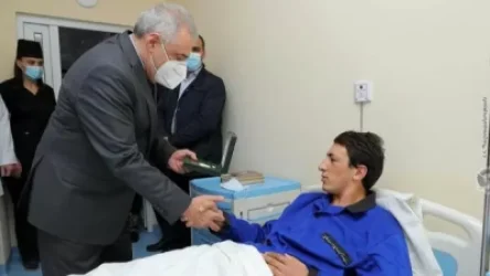 ՀՀ պաշտպանության նախարարն այցելել է զինվորական հոսպիտալ եւ պարգևատրել տղաներին