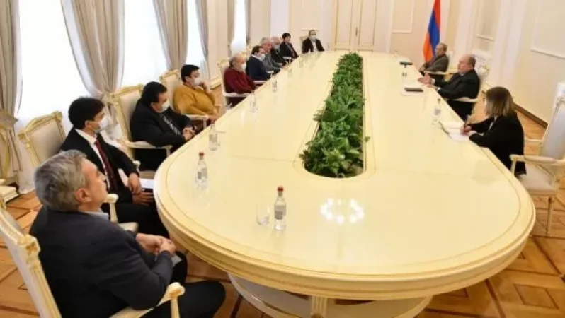 Հրաժարվենք ստից ու կեղծիքից, նայենք ճշմարտությանը. Արմեն Սարգսյանը՝ հանդիպել է մի խումբ մտավորականների հետ